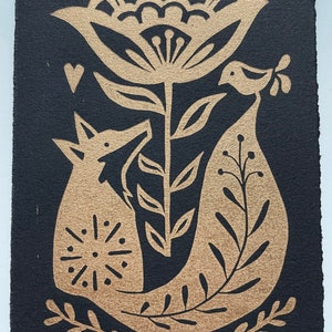 Volkskunst Inspirierter Fuchs mit Vogel und Blume Linoldruck Gold auf schwarzem Baumwollpapier Rives BFK Archival Signierte Limitierte Auflage