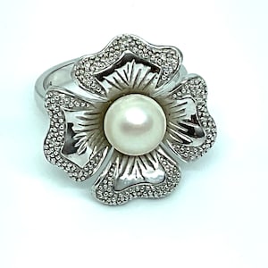 Vintage STERLING & PEARL Flower Cocktail RING - Hallmarked - Statement Piece - Textured Silver Petals - Delicate Craftsmanship