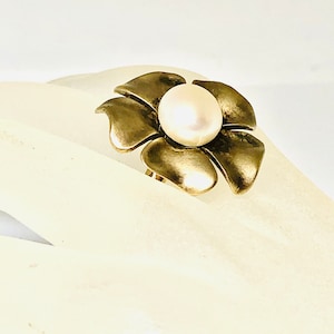 Vintage STERLING & PEARL Flower Cocktail RING - Hallmarked - Statement Piece - Textured Silver Petals - Delicate Craftsmanship