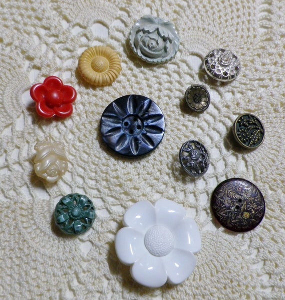 VINTAGE 1940s set of 12 small mint green flower buttons plastic celluloid 13mm