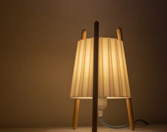 Lampe imprimée en 3D avec pieds en bois