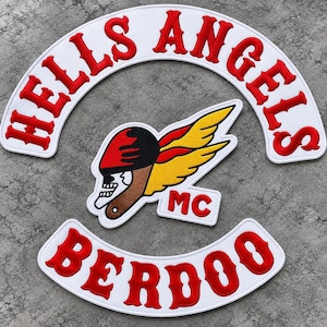 Op de afbeelding: Een set van drie geborduurde patches op een witte achtergrond met rode letters. De bovenste boog toont HELLS ANGELS, de onderste boog BERDOO en de middelste patch toont een schedel met een helm, gele vleugels en de letters MC.