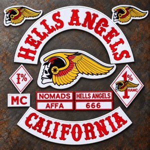 Puede incluir: Una colección de parches bordados con el texto HELLS ANGELS y CALIFORNIA en rojo sobre blanco. Incluye un emblema de calavera alada, un parche en forma de diamante del 1% y etiquetas rectangulares con el texto NOMADS, AFFA, MC y 666.