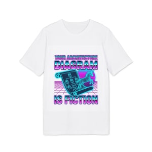 Könnte beinhalten: Ein weißes Kurzarm-T-Shirt mit einem Grafikdruck und dem Text YOUR ARCHITECTURE DIAGRAM IS FICTION. Das Design zeigt ein blaues Drahtgitter-Einhorn und einen technischen Bauplan auf einem Rasterhintergrund in Blau- und Rosatönen.