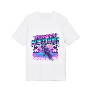Peut inclure: Un t-shirt blanc avec un motif représentant un perroquet mécanique devant un coucher de soleil rétro, des palmiers et une grille. Le texte STOCHASTIC PARROT TAMER est imprimé dans une police stylisée au-dessus de l'illustration.
