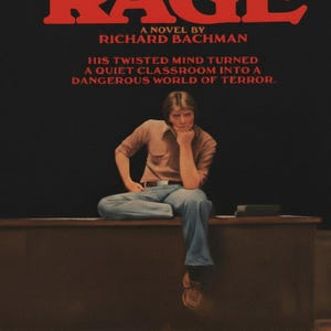 Könnte beinhalten: Ein Buchcover für den Roman Rage von Richard Bachman. Der Titel und der Autorenname erscheinen in rotem Text oben, gefolgt von dem Text: His twisted mind turned a quiet classroom into a dangerous world of terror. Eine Person sitzt auf einem Schreibtisch.
