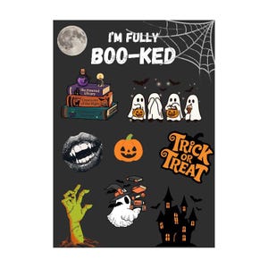 Può includere: Un poster grigio scuro con il testo I'M FULLY BOO-KED, luna piena, ragnatela, pila di libri, quattro fantasmi con zucche, bocca di vampiro, zucca di Halloween, scritta Trick or Treat, mano di zombie verde, fantasma con libri e casa stregata.