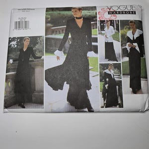 Peut inclure: Une pochette de patron de couture Vogue Wardrobe présentant des illustrations de robes longues noires et de vestes avec des poignets et cols blancs. L'emballage affiche le texte Vogue Wardrobe et les tailles 18, 20, 22 avec un code-barres.