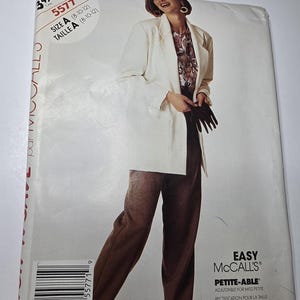 Könnte beinhalten: Ein McCall's Schnittmusterumschlag 5577, Größe A (8-10-12), mit einer Abbildung eines Blazers und einer Hose. Der Text enthält 'EASY MCCALL'S', 'PETITE-ABLE' und 'ADJUSTABLE FOR MISS PETITE'. Der Blazer ist cremefarben und die Hose ist braun.