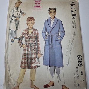 Op de afbeelding: Een McCall's gedrukt patroon-envelop voor een kamerjas, nummer 6369, maat 10. De illustratie toont twee variaties van een kamerjas met ceintuur en zakken, gedragen over een broek. De tekst bevat McCall's Printed Pattern, 6369, Size 10.
