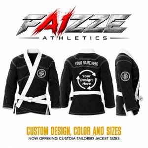 Puede incluir: Una chaqueta de artes marciales negra con cuello y cinturón blancos, mostrada desde tres ángulos. El frente tiene un espacio para logo, la espalda muestra YOUR NAME HERE y YOUR DESIGN HERE, y la manga tiene un área para un logotipo.