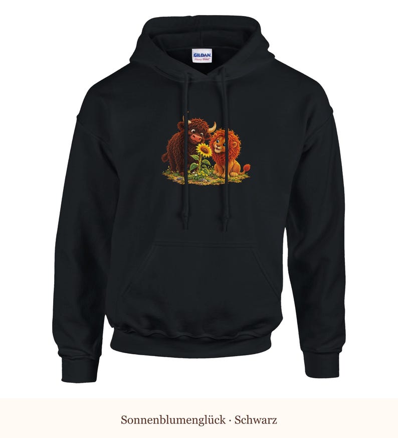 K&ouml;nnte beinhalten: Ein schwarzer Kapuzenpullover mit einem Grafikdruck eines braunen Hochlandrindes und eines goldenen L&ouml;wen, die auf beiden Seiten einer gelben Sonnenblume sitzen. Der Hoodie verf&uuml;gt &uuml;ber eine K&auml;ngurutasche, lange &Auml;rmel und eine Kapuze.