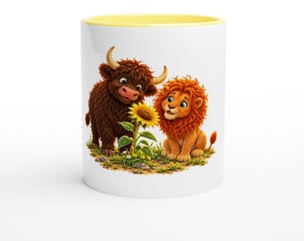 Könnte beinhalten: Ein weißer Keramikbecher mit gelbem Innenraum und Rand, der eine farbenfrohe Illustration eines braunen Hochlandrindes und eines orangefarbenen Löwen zeigt, die gemeinsam vor einer Sonnenblume sitzen, mit dem Text Sonnenblumenglück.