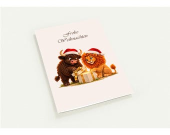 Könnte beinhalten: Eine weiße Grußkarte mit einem braunen Hochlandrind und einem orangefarbenen Löwen, die beide rote Weihnachtsmützen tragen und ein leuchtendes Geschenk öffnen. Der Text Frohe Weihnachten steht in schwarzer Schrift über den Tieren.