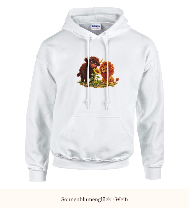 K&ouml;nnte beinhalten: Ein wei&szlig;er Kapuzenpullover mit einem Grafikdruck, der ein braunes Hochlandrind und einen L&ouml;wen zeigt, die zusammen neben einer gelben Sonnenblume sitzen. Der Hoodie hat eine K&auml;ngurutasche, lange &Auml;rmel und wei&szlig;e Kordelz&uuml;ge.