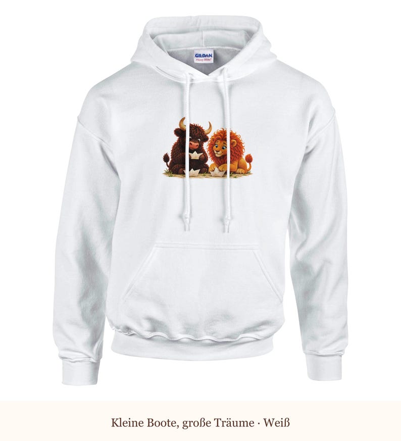 K&ouml;nnte beinhalten: Ein wei&szlig;er Kapuzenpullover mit langen &Auml;rmeln und einem Grafikdruck, der einen braunen Stier und einen goldenen L&ouml;wen zeigt, die zusammensitzen und mit kleinen wei&szlig;en Papierbooten spielen. Der Hoodie hat eine K&auml;ngurutasche und wei&szlig;e Kordeln.