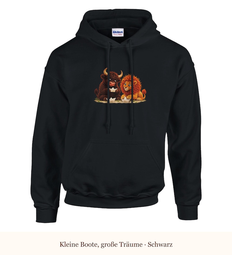 K&ouml;nnte beinhalten: Ein schwarzer Kapuzenpullover mit einem Grafikdruck eines braunen Stiers und eines L&ouml;wen, die zusammensitzen und jeweils ein kleines wei&szlig;es Papierboot halten. Der Hoodie hat lange &Auml;rmel und eine K&auml;ngurutasche auf der Vorderseite.