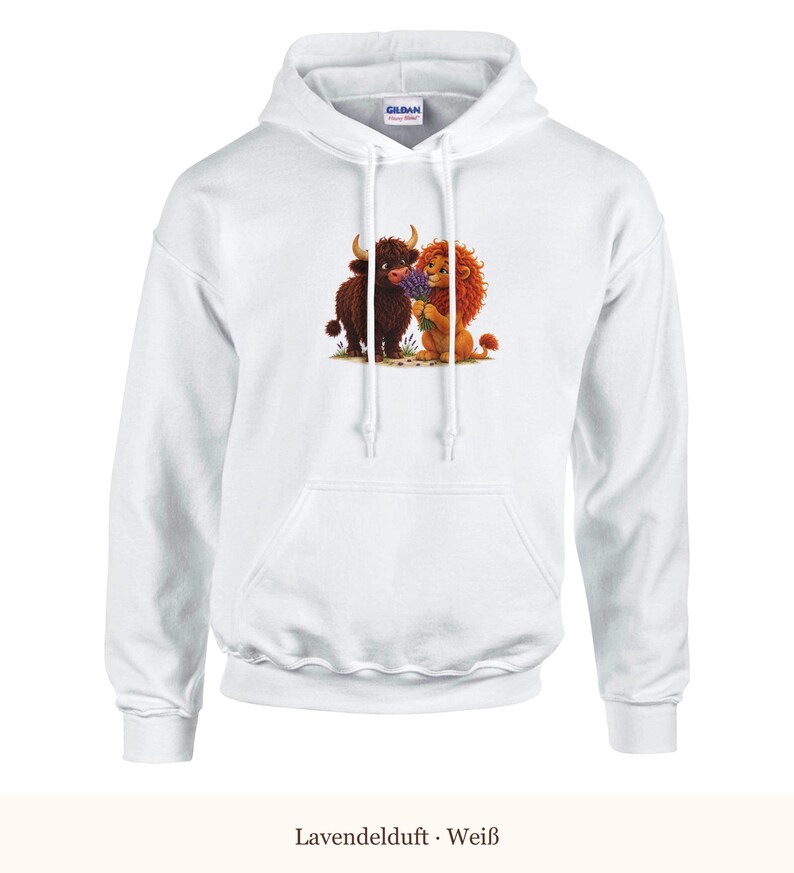 K&ouml;nnte beinhalten: Ein wei&szlig;er Kapuzenpullover mit einem Grafikdruck eines braunen Hochlandrindes und eines L&ouml;wen, der einen Strau&szlig; violetter Lavendelbl&uuml;ten h&auml;lt. Der Hoodie verf&uuml;gt &uuml;ber lange &Auml;rmel, eine K&auml;ngurutasche und wei&szlig;e Kordelz&uuml;ge.