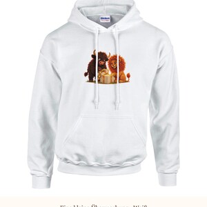 K&ouml;nnte beinhalten: Ein wei&szlig;er Kapuzenpullover mit einem Grafikdruck, der ein braunes Hochlandrind und einen L&ouml;wen zeigt, die gemeinsam ein Geschenk &ouml;ffnen. Der Hoodie hat lange &Auml;rmel, eine K&auml;ngurutasche und wei&szlig;e Kordelz&uuml;ge am Halsausschnitt.