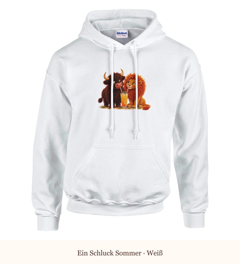 K&ouml;nnte beinhalten: Ein wei&szlig;er Kapuzenpullover mit einem Grafikdruck, der ein braunes Hochlandrind und einen goldenen L&ouml;wen zeigt, die gemeinsam ein Glas Orangensaft mit zwei Strohhalmen teilen. Der Hoodie verf&uuml;gt &uuml;ber lange &Auml;rmel, eine K&auml;ngurutasche und eine Kapuze.
