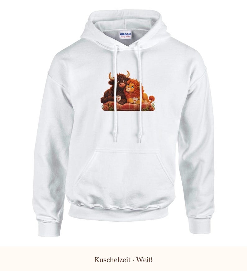 K&ouml;nnte beinhalten: Ein wei&szlig;er Kapuzenpullover mit einem Grafikdruck, der ein braunes Hochlandrind und einen orangefarbenen L&ouml;wen zeigt, die zusammen auf einer rot karierten Decke sitzen und jeweils eine kleine wei&szlig;e Tasse halten. Mit Kordelzug und Tasche.