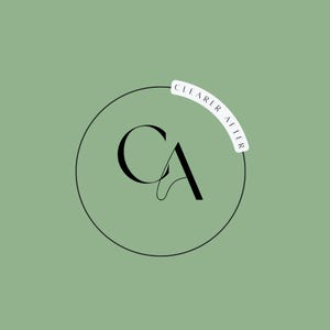 Puede incluir: Un diseño de logotipo circular sobre un fondo verde salvia que presenta las letras serif negras CA entrelazadas en el centro. Una banda blanca curva situada en el borde superior derecho del círculo contiene el texto negro CLEARER AFTER.