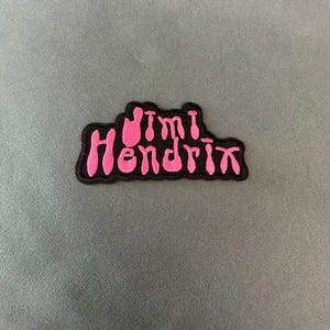 Golvende roze sierletter borduurpatch, retro tekst strijkapplicatie voor kledingdecoratie