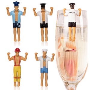 Puede incluir: Colecci&oacute;n de marcadores de bebidas novedosos con forma de figuras en miniatura con varios atuendos, como un socorrista, un marinero y un oficial de polic&iacute;a. Las figuras son en tonos azules, blancos, rojos y amarillos. Una figura est&aacute; colocada en el borde de un vaso.