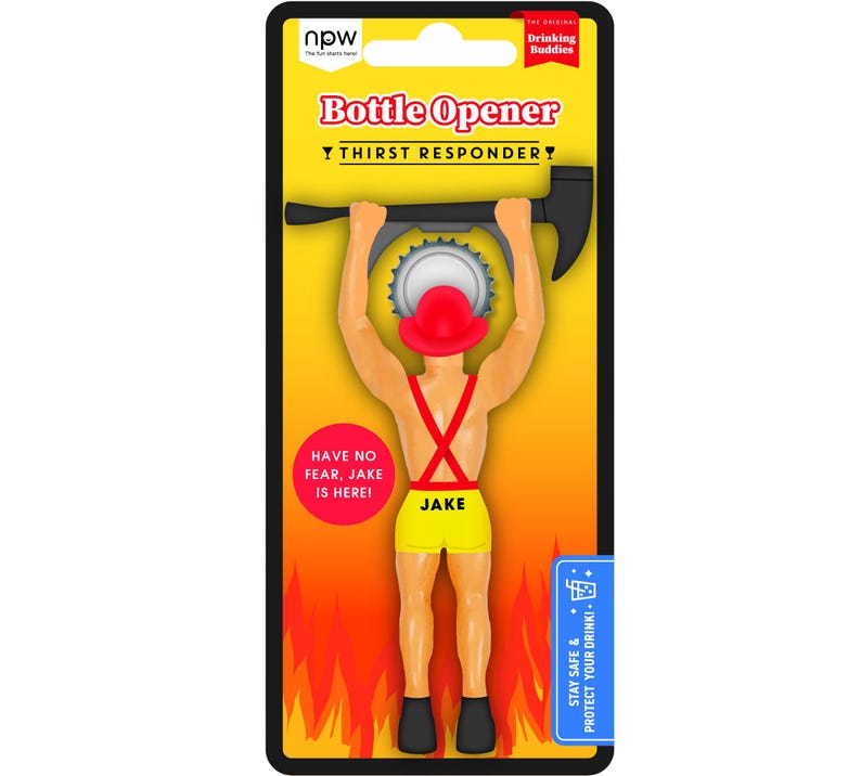 Puede incluir: Un abridor de botellas novedoso con forma de figura musculosa con un atuendo de bombero, sosteniendo una tapa de botella. El embalaje es amarillo con el texto "Bottle Opener" y "Thirst Responder". La figura lleva un sombrero rojo y pantalones cortos amarillos con el nombre "JAKE".