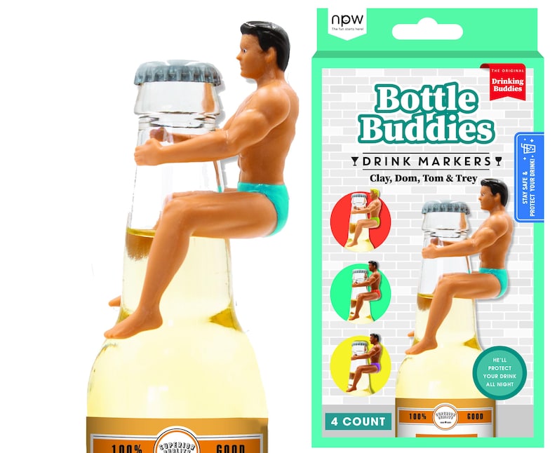 Puede incluir: Una botella de cerveza con tapa plateada y una figura de un hombre en ba&ntilde;ador turquesa sentado encima. El embalaje dice "Bottle Buddies Drink Markers" e incluye el texto "Clay, Dom, Tom & Trey".