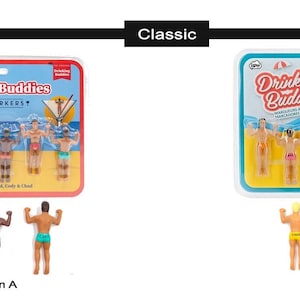 Puede incluir: Dos juegos de marcadores de bebidas "Drinking Buddies". La opci&oacute;n A presenta marcadores en varios tonos de piel y trajes de ba&ntilde;o, empaquetados en una tarjeta roja y azul. La opci&oacute;n B tiene marcadores en trajes de ba&ntilde;o amarillos, empaquetados en una tarjeta azul.
