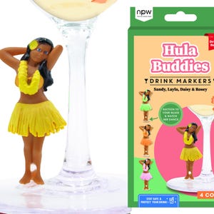 Puede incluir: Un conjunto de marcadores de bebidas "Hula Buddies". Cada marcador es una figura en miniatura de una bailarina de hula con falda y lei amarillos. El embalaje es verde y rosa, con las palabras "Hula Buddies" y "Drink Markers" en un lugar destacado.
