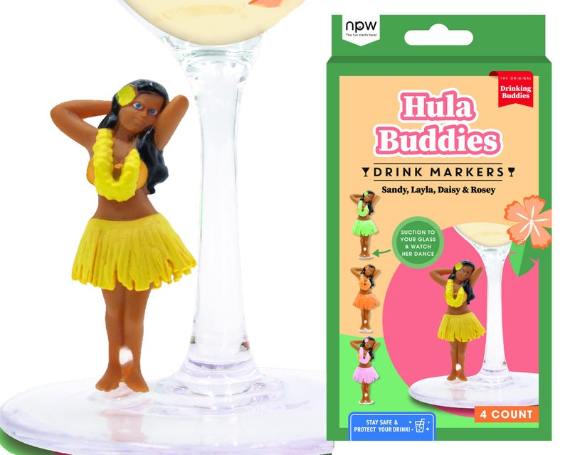 Puede incluir: Un conjunto de marcadores de bebidas "Hula Buddies". Cada marcador es una figura en miniatura de una bailarina de hula con falda y lei amarillos. El embalaje es verde y rosa, con las palabras "Hula Buddies" y "Drink Markers" en un lugar destacado.