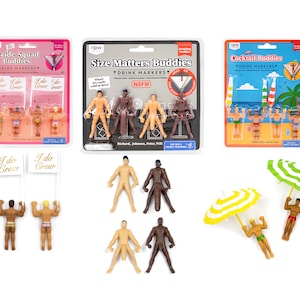 Puede incluir: Un conjunto de marcadores de bebidas novedosos que presentan figuras masculinas en miniatura en varios tonos de piel y poses. Algunos est&aacute;n empaquetados como "Bride Squad Buddies", "Size Matters Buddies" y "Cocktail Buddies".