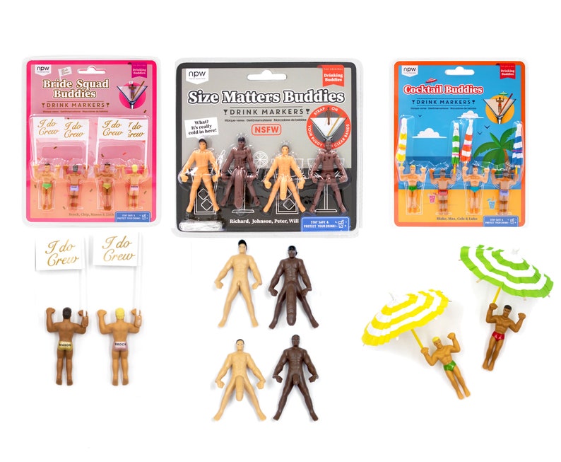 Puede incluir: Un conjunto de marcadores de bebidas novedosos que presentan figuras masculinas en miniatura en varios tonos de piel y poses. Algunos est&aacute;n empaquetados como "Bride Squad Buddies", "Size Matters Buddies" y "Cocktail Buddies".