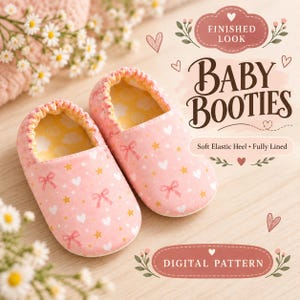 Peut inclure: Une paire de chaussons pour bébé en tissu rose clair avec un motif de petits cœurs blancs, d'étoiles jaunes et de nœuds roses. Les chaussons ont un talon élastique souple et une doublure intérieure jaune avec un imprimé nuages. Texte Finished Look Baby Booties.