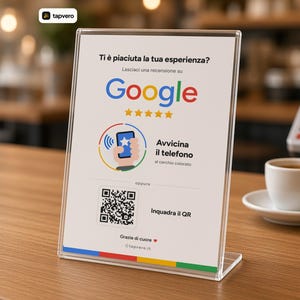Puede incluir: Un soporte de acrílico transparente que muestra una tarjeta blanca con el texto Ti è piaciuta la tua esperienza? Lasciaci una recensione su Google, incluyendo cinco estrellas, un icono de smartphone, un código QR y el texto Avvicina il telefono.