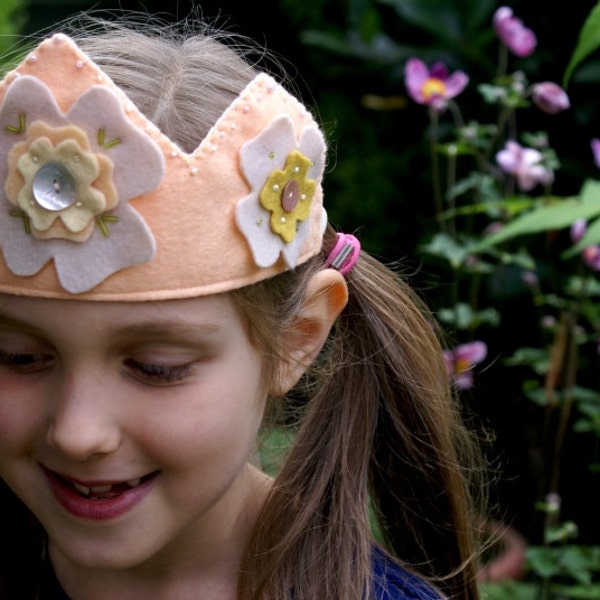 motif de couronne d’anniversaire - motif de couronne en feutre - couronne de fleur - couronne de princesse - couronne waldorf brithday