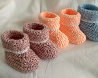 Botitas de bebé tejidas a crochet: zapatos para recién nacidos hechos a mano con puños