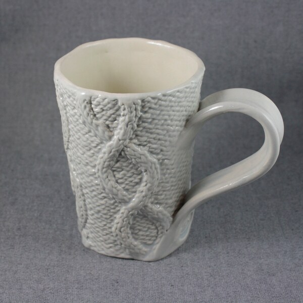 Tasse câblée (en anglais) Tasse pour tricoteurs (fr) Tasse en tricot de câble Tasse en céramique faite à la main Mug de poterie grise