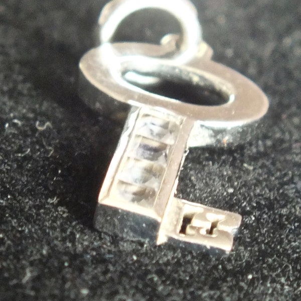 THEO FENNELL Amazing 18ct White Gold Small Pendant/Charm.In Original BOX.