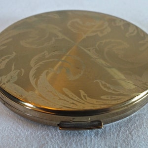 Vintage VANITY FAIR Goldtone FLORAL Design Powder Compact.