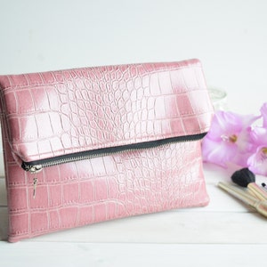 Różowa składana kopertówka ze sztucznej skóry: wieczorowa torebka z podszewką w kwiaty