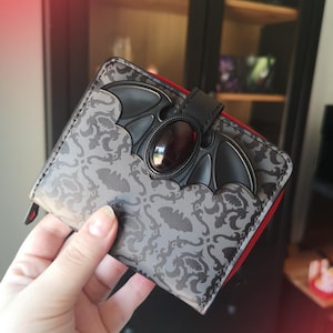Geldbörse und Kartenetui aus veganem Leder mit Vampirfledermaus-Motiv, dunkelrote Schmucksteinverzierungen