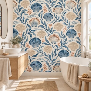 Könnte beinhalten: Tapete mit einem sich wiederholenden Muster aus blauen und beigefarbenen Muscheln, orangefarbenen Korallen und blauem Seetang auf cremefarbenem Grund. Das Design bedeckt eine Badezimmerwand hinter einem Waschbecken und einer Badewanne.