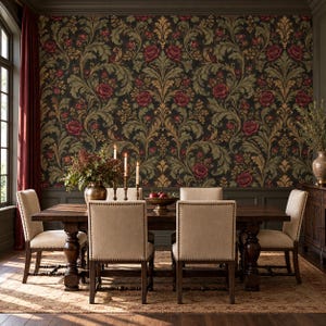 Puede incluir: Un comedor con papel tapiz de fondo oscuro y un patrón repetitivo de rosas rojas y hojas de acanto doradas. Una mesa de madera está rodeada por cuatro sillas tapizadas en color beige con tachuelas y patas de madera.