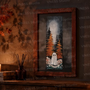 Könnte beinhalten: Ein rechteckiges gerahmtes Gemälde mit einem weißen Geist, der in einem Wald mit orangefarbenen und grünen Bäumen unter einem mondbeschienenen Himmel steht. Das Kunstwerk ist in einem dunkelbraunen Holzrahmen.