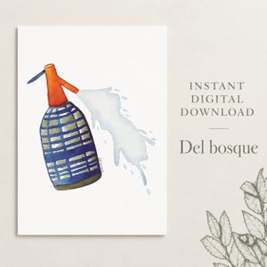 Può includere: Un'illustrazione ad acquerello di un sifone per soda blu e argento con la parte superiore arancione, che spruzza un getto d'acqua verso destra. Il testo recita INSTANT DIGITAL DOWNLOAD e Del bosque, con un disegno a linee di foglie in basso.