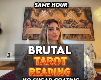 Puede incluir: Una persona frente a un tapiz que representa La Última Cena, con textos superpuestos que dicen SAME HOUR, BRUTAL TAROT READING y NO SUGAR COATING. Dos figuras decorativas de ángeles están colocadas a ambos lados.