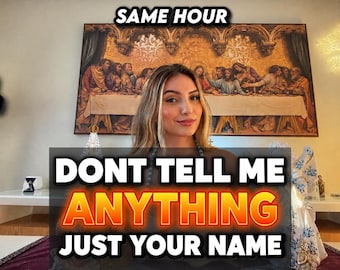 Puede incluir: Una persona con cabello rubio largo frente a una gran impresión enmarcada de La Última Cena. Las superposiciones de texto dicen SAME HOUR y DONT TELL ME ANYTHING JUST YOUR NAME. Un abanico de cartas del tarot está extendido en primer plano.